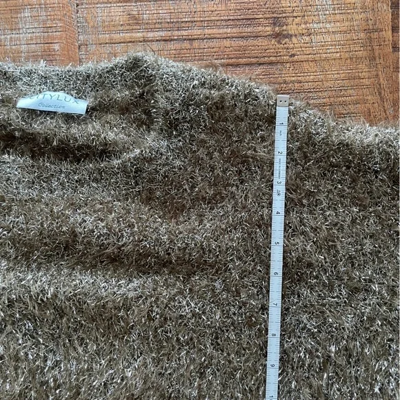 Citylux Collection Sparkly Gold Tinsel Pullover Sweater - Picture 12 of 16